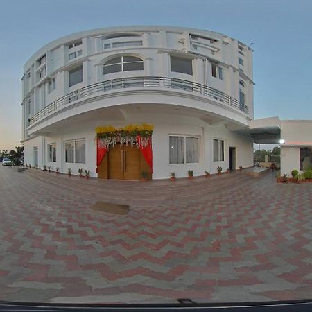 Tathastu Hotels & Banquet Hall Pipra Dewās Eksteriør bilde