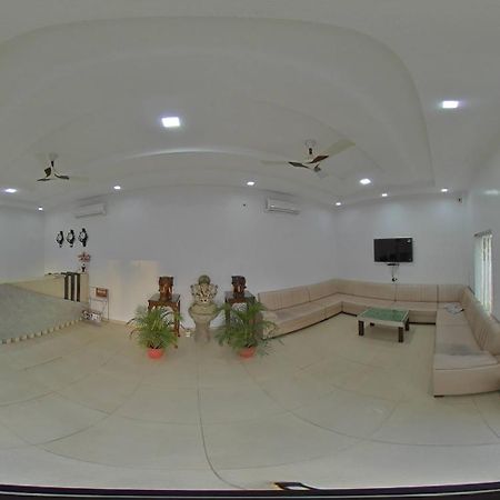 Tathastu Hotels & Banquet Hall Pipra Dewās Eksteriør bilde